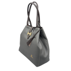 Borsa H Grande in Pelle Martellata con Dettaglio Dorato — Modello 2026